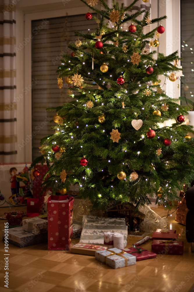 Beleuchteter Weihnachtsbaum mit Geschenken