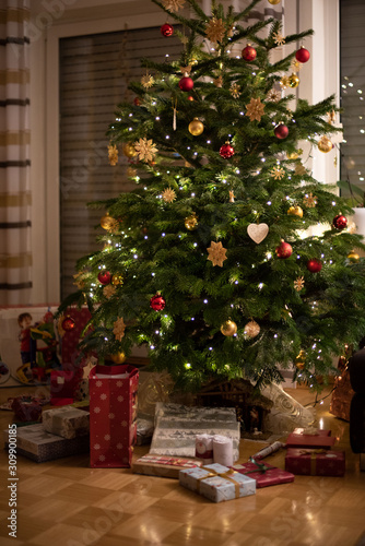 Beleuchteter Weihnachtsbaum mit Geschenken