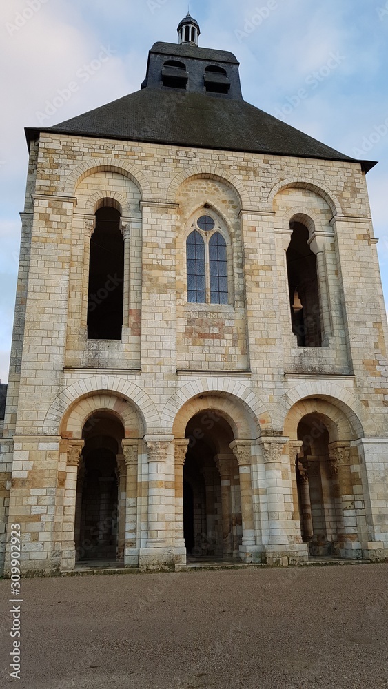 Abbaye de Saint-Benoît-sur-Loire, Tour-porche, Vue de face et pleine