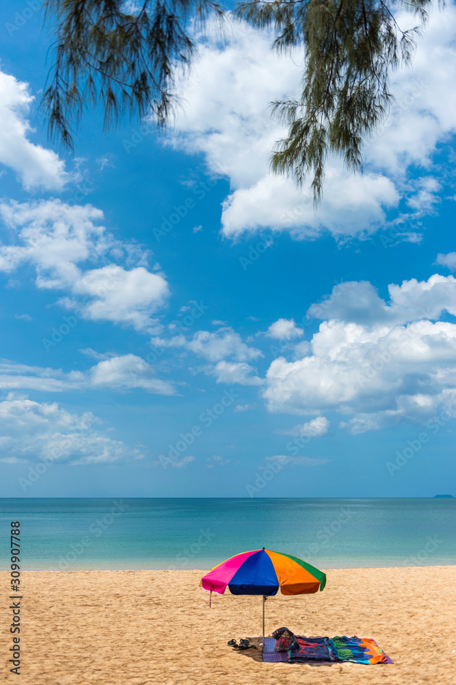 Strand mit Sonnenschirm und leerer Liegefläche