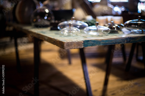 Table en bois avec décoration d’intérieur  photo