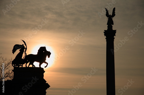 Carta da parati silhouette of Statues and sculptures in Heroes' square monument in sunset in Bud