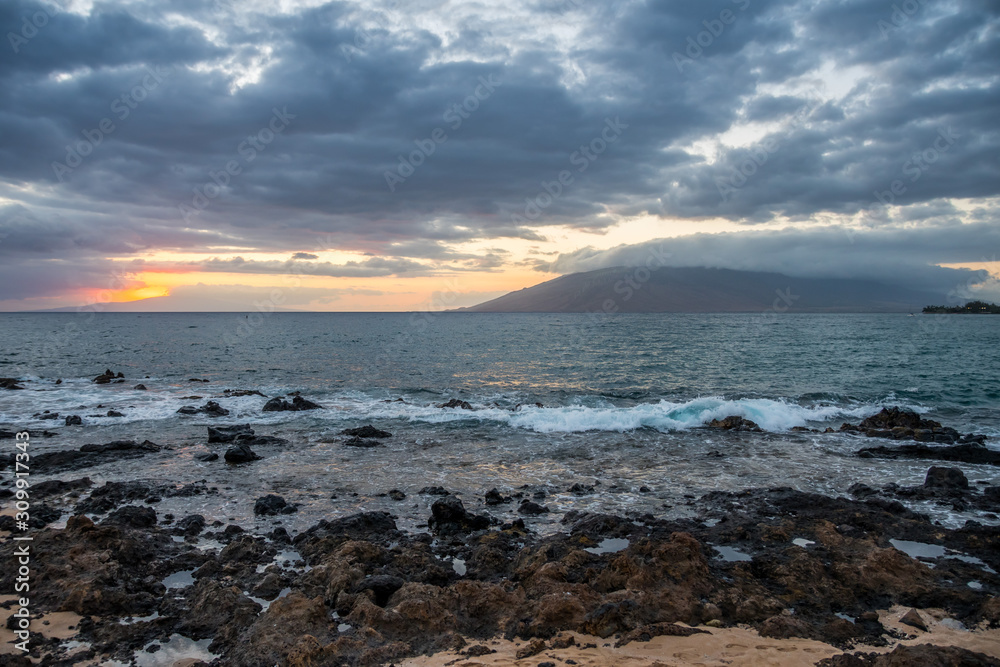 Fototapeta premium The overlooking view of the shore in Maui, Hawaii