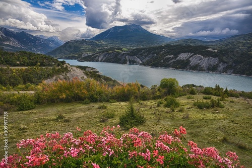 Lac de Serre Ponçon Alpes Françaises © ALAIN VERMEULEN