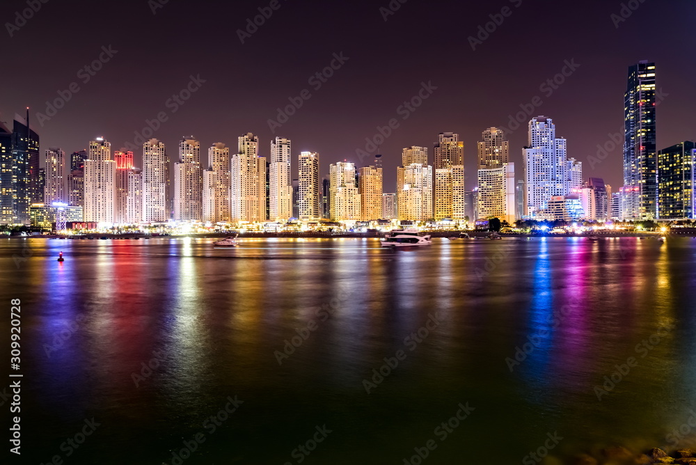Obraz premium Dubai Skyline view at night, Dubai, United Arab Emirates