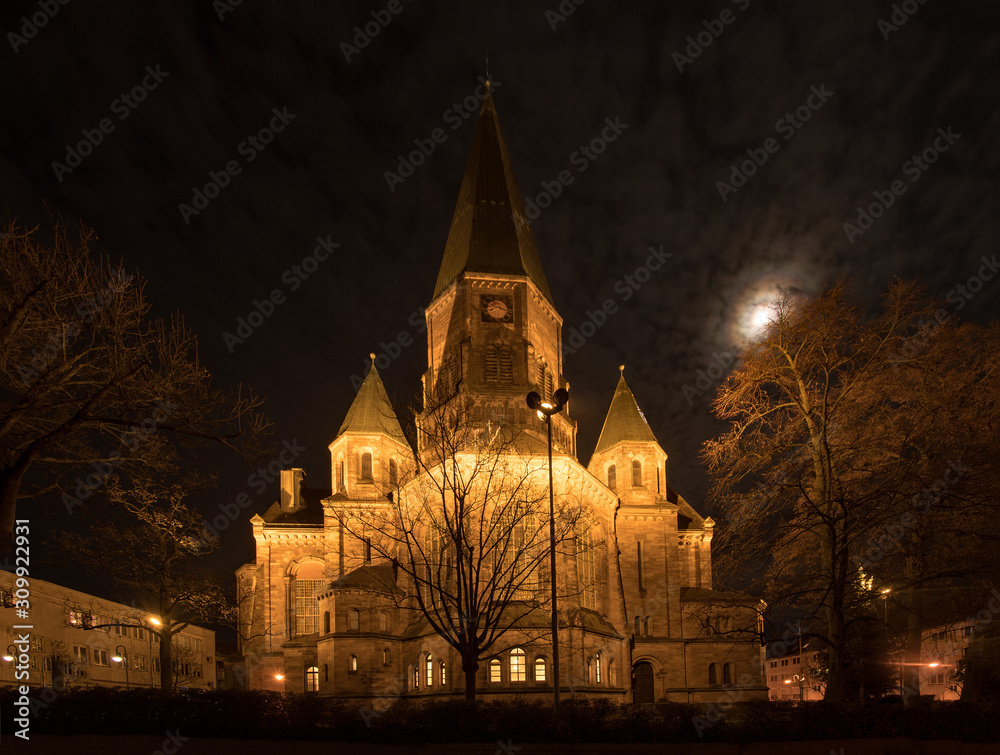 Dir Apostelkirche in Kaiserslautern in Rheinland-Pfalz, Deutschland bei Nacht