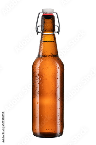 Butelka piwa pokryta kroplami wody na białym tle