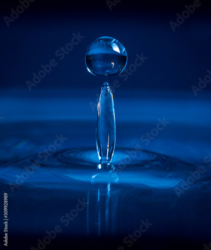 Wassertropf auf Wassersäule - blau - Water Drop