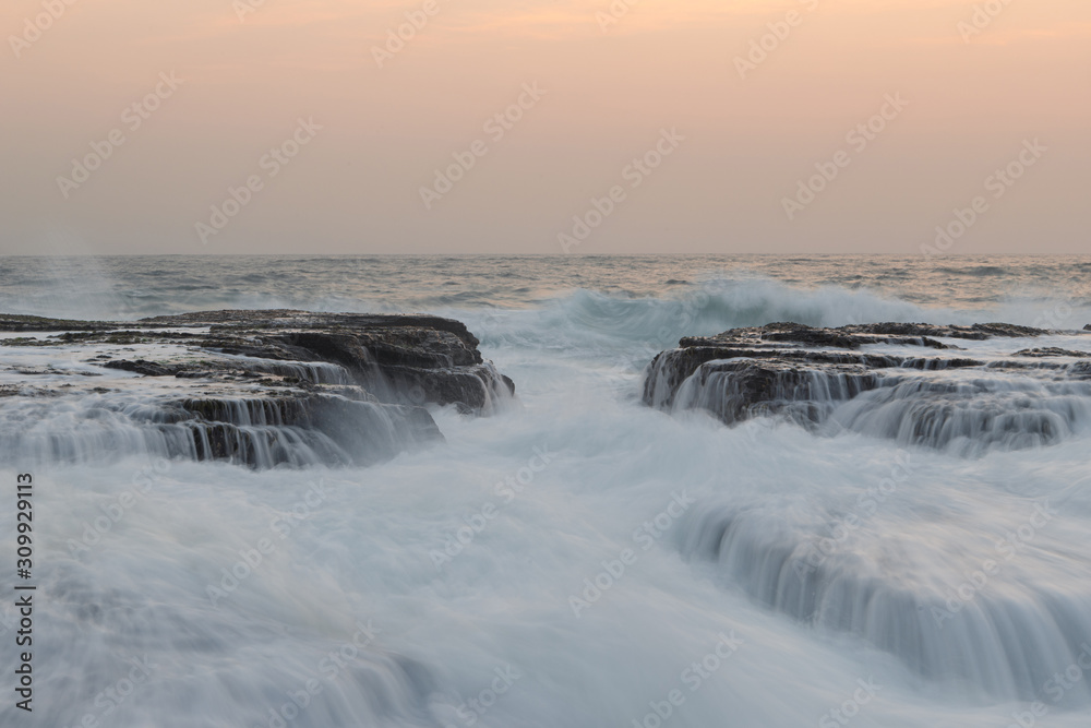 Big wave flowing through the rock formation.