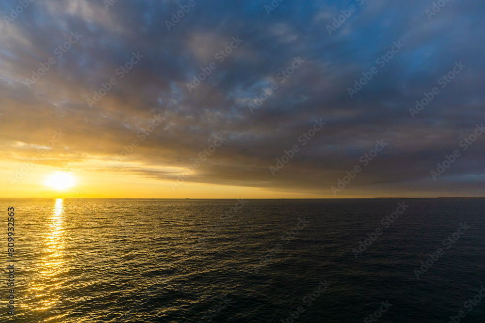 波を照らす海の日の出DSC2905