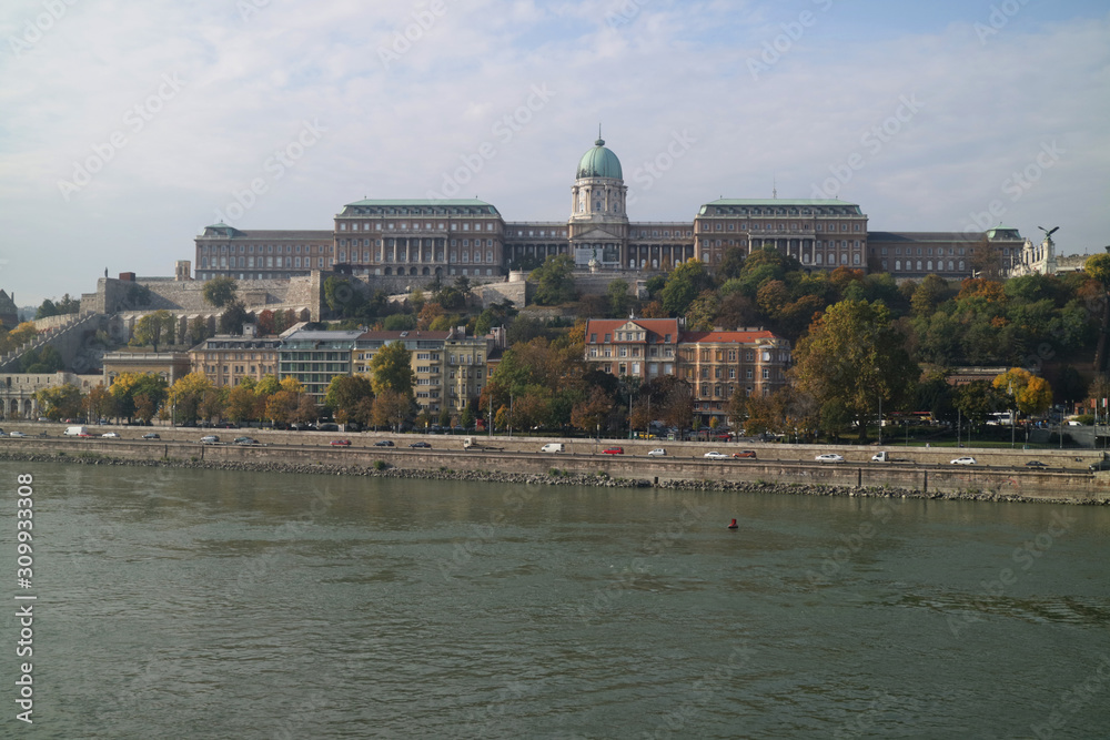 Obraz premium ブダペスト ドナウ川とブダ王宮全景