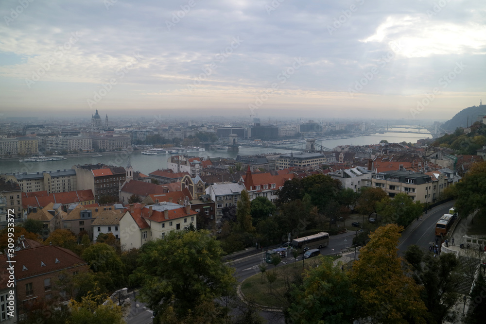 ブダペスト　漁夫の砦から見るドナウ川とセーチェニ鎖橋全景