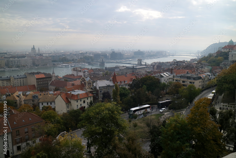 ブダペスト　漁夫の砦から見るドナウ川とセーチェニ鎖橋遠景