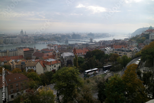 ブダペスト 漁夫の砦から見るドナウ川とセーチェニ鎖橋遠景