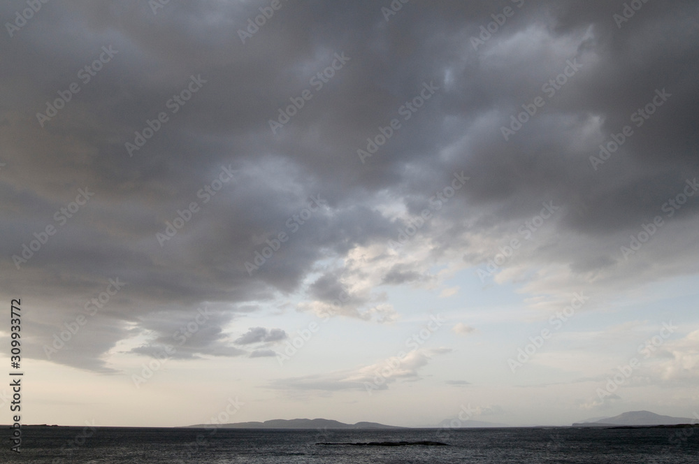 Irelande, Connemara. Ireland Connemara. Ciel nuageux, vue sur des iles. 