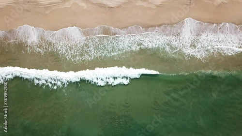 白い砂浜から海上へ 打ち寄せる透明な波 美しい波紋 砂浜 ビーチ 志賀島 空撮 下方向にトラック 真俯瞰 海の中道海岸_v23_00552(DJI_0056_2_MOV) photo