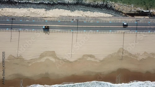 砂州を走る道路 道路をすれ違う車 打ち寄せる波 砂浜 ビーチ 志賀島 空撮 下方向にトラック 真俯瞰 海の中道海岸_v22_00551(DJI_0056_1_MOV) photo