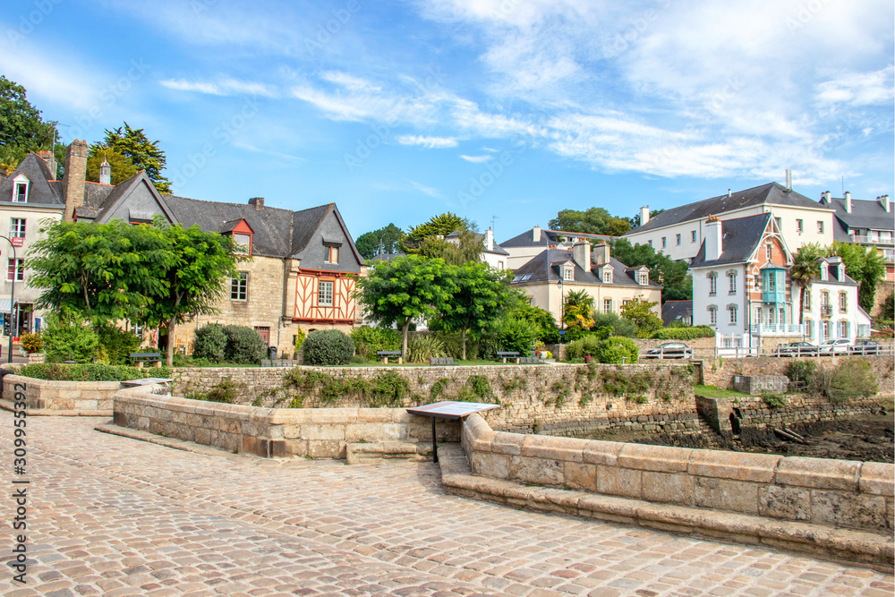 Auray, Quartier de Saint-Goustan. Sur le pont en direction du centre ville. Morbihan. Bretagne Auray, Quartier de Saint-Goustan. Sur le pont en direction du centre ville. Morbihan. Bretagne