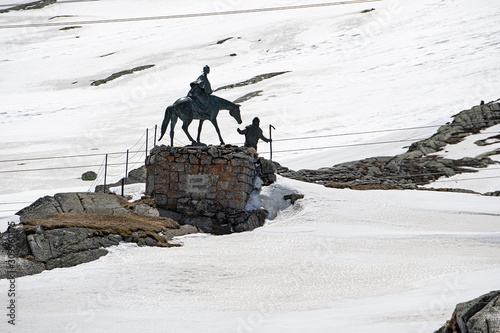 Suworow-Denkmal auf der verschneiten Passhöhe des $t. Gotthardpasses, Uri, Schweiz photo