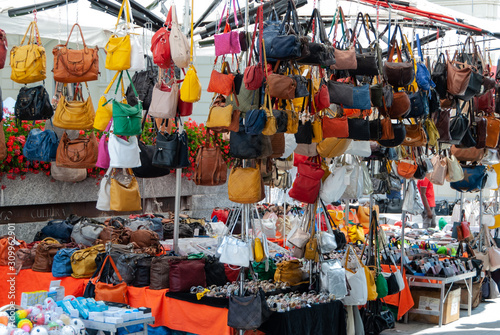Vendere borse e borsette al mercato photo