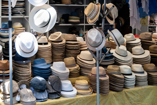 Bancarella che vende cappelli al mercato photo