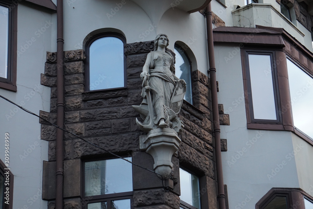 Obraz premium statue of an old building