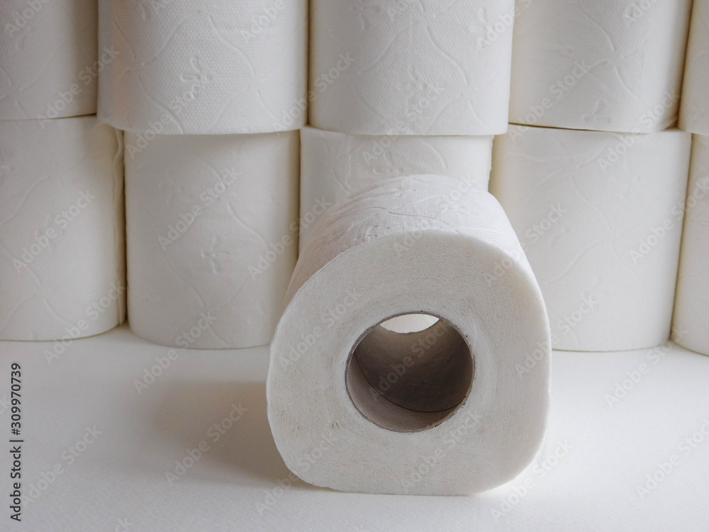 Rouleau de papier toilette vu de côté au premier plan et rouleaux  superposés flous en arrière-plan Stock Photo | Adobe Stock