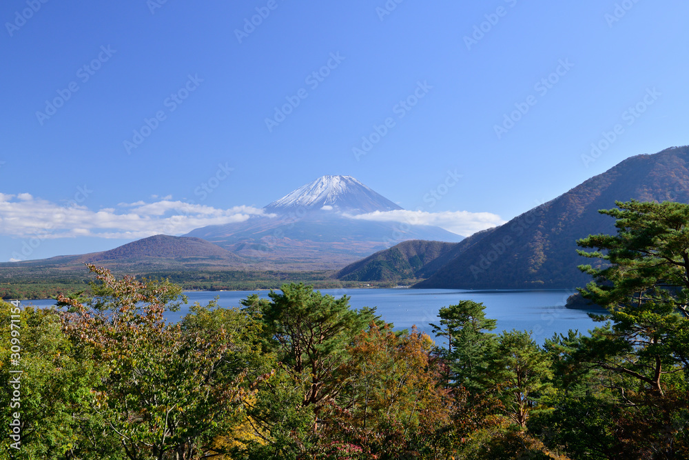本栖湖から眺める秋の富士山