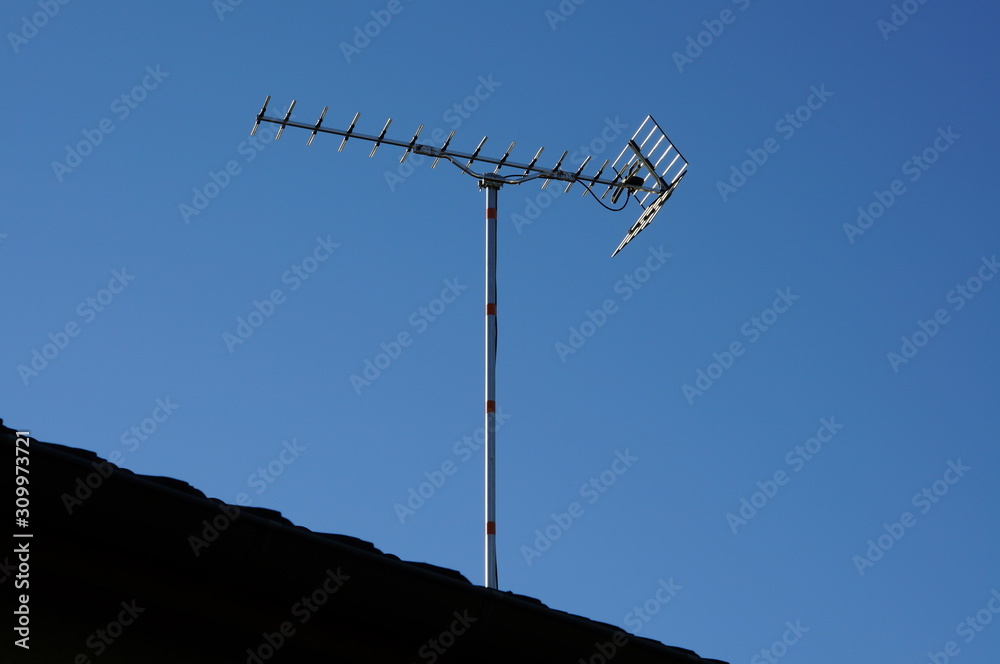 Foto Stock DVB-T tv antenna in residential home. Digital Television TNT  antenna in France. Digital Television antenna in Europe on blue sky. |  Adobe Stock
