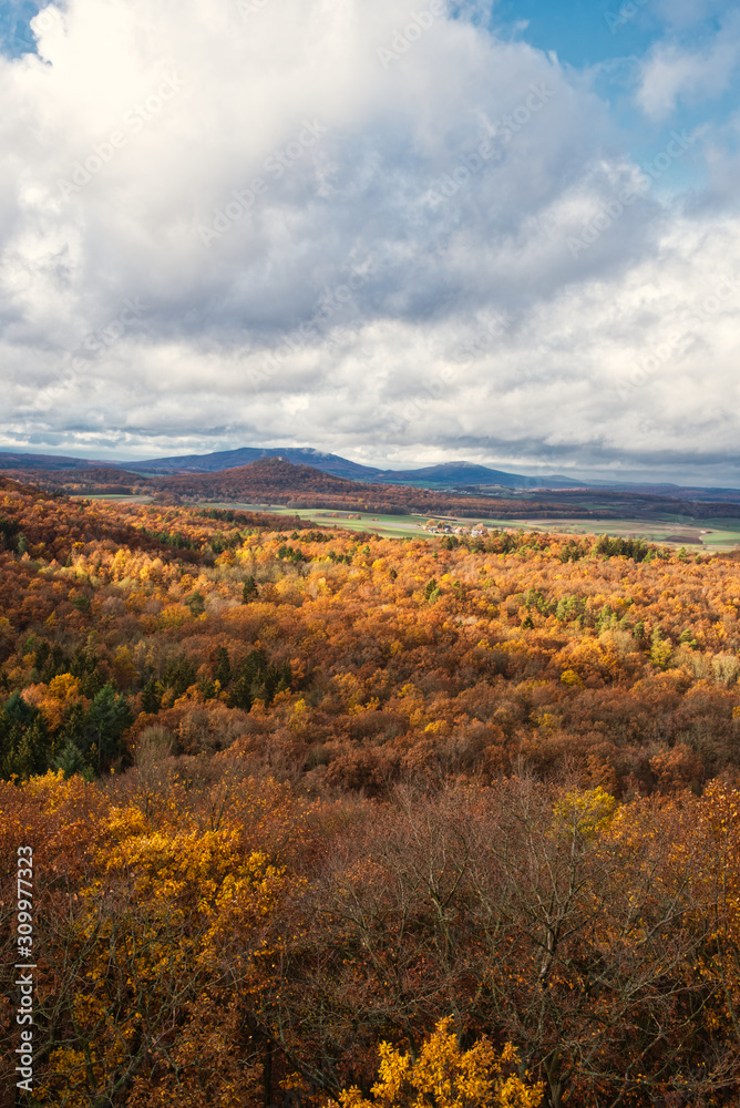 Herbstlicher Blick auf die Gleichberge in Thüringen Deutschland