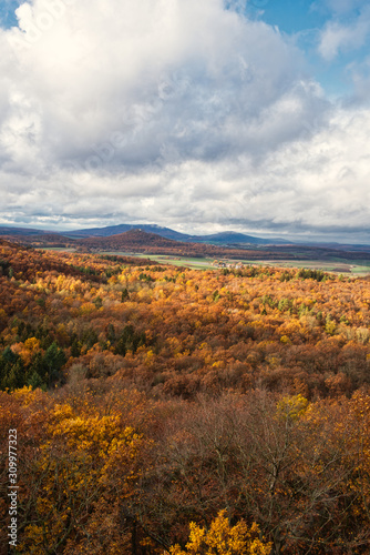 Herbstlicher Blick auf die Gleichberge in Thüringen Deutschland © Thomas Otto