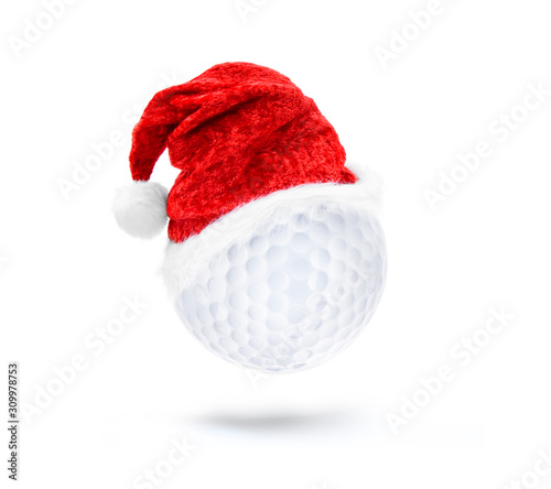 Rote Weihanchtsmütze auf Golfball vor weißem Hintergrund