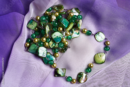 Collar piedras verdes sobre pañuelo