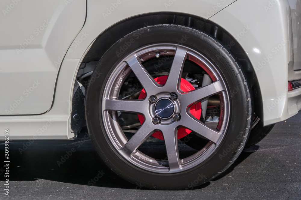 車のホイールとタイヤ old Wheel of the car 車のホイールとタイヤ old Wheel of the car