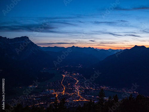 Garmisch-Patenkirchen nachts vom Gipfel