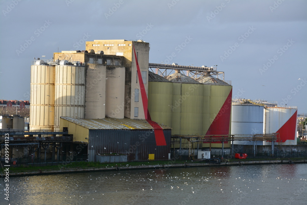 Saint-Nazaire - Les silos du bassin