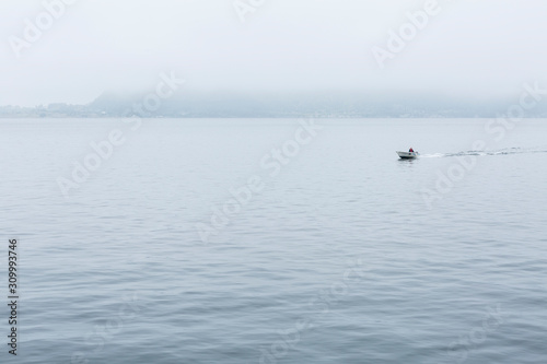 Kleines Boot im Nebel, frühmorgens am Boknafjord in Norwegen © freedom_wanted