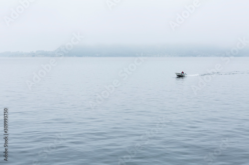 Kleines Boot im Nebel, frühmorgens am Boknafjord in Norwegen