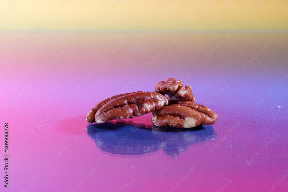 The pecan kernels taste similar to the walnut kernels, photographed here as a detail in the studio