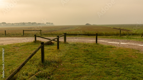 lo steccato del parcheggio e in lontananza la nebbia © rosso972