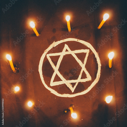 Reparador carro Hong Kong Pentagram circle with candles on floor. Occult, esoteric or divination  concept. Mystic, Halloween and vintage background foto de Stock | Adobe  Stock