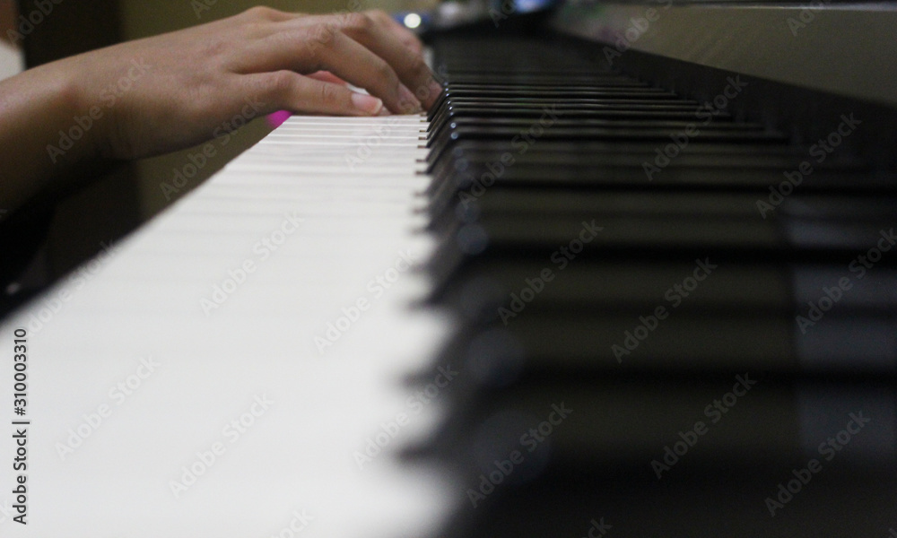 Fototapeta premium ręce grające na pianinie