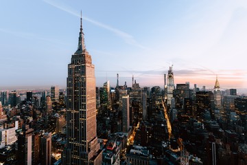 Wandcirkels Empire State Building Empire State tussen torens van NYC  © Temi Ogunwumi/Wirestock
