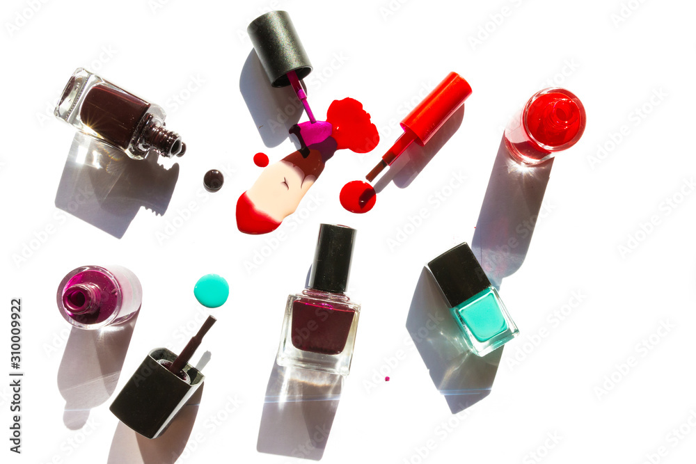 Obraz premium Colorful nail lacquer ads, nail polish splatter on white background