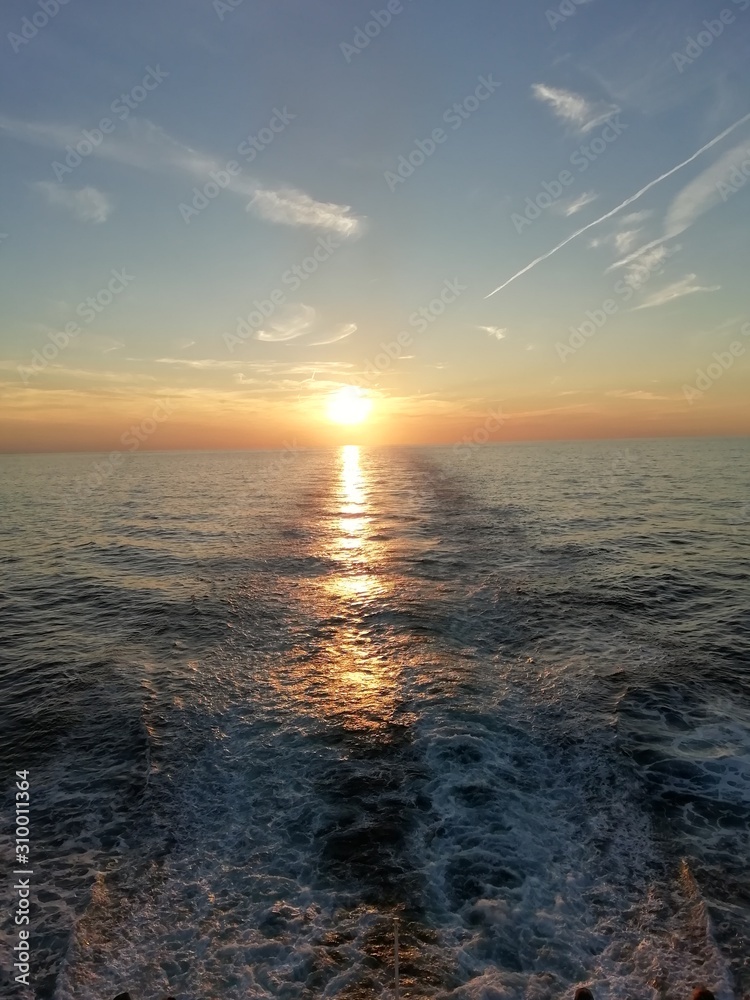 Fototapeta premium Sunset over ocean