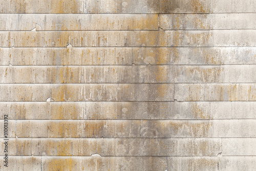 Φωτογραφία Weathered tiled wall with tiles and textured