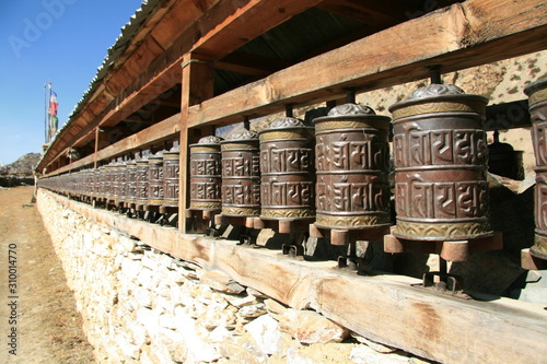 Ruedas de oración budista en trek de annapurna Nepal