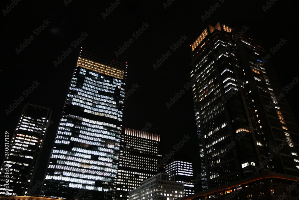 Fototapeta premium 都会のビルの夜景