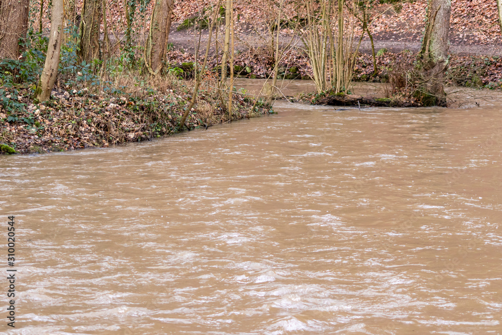 Deichbruch und Überschwemmung sorgen nach starken Regenfällen für Überflutung und Land unter an Küsten und Deichen ebenso wie Sturzbächen zur Schneeschmelze oder Tsunamis als Unwetter mit Lebensgefahr