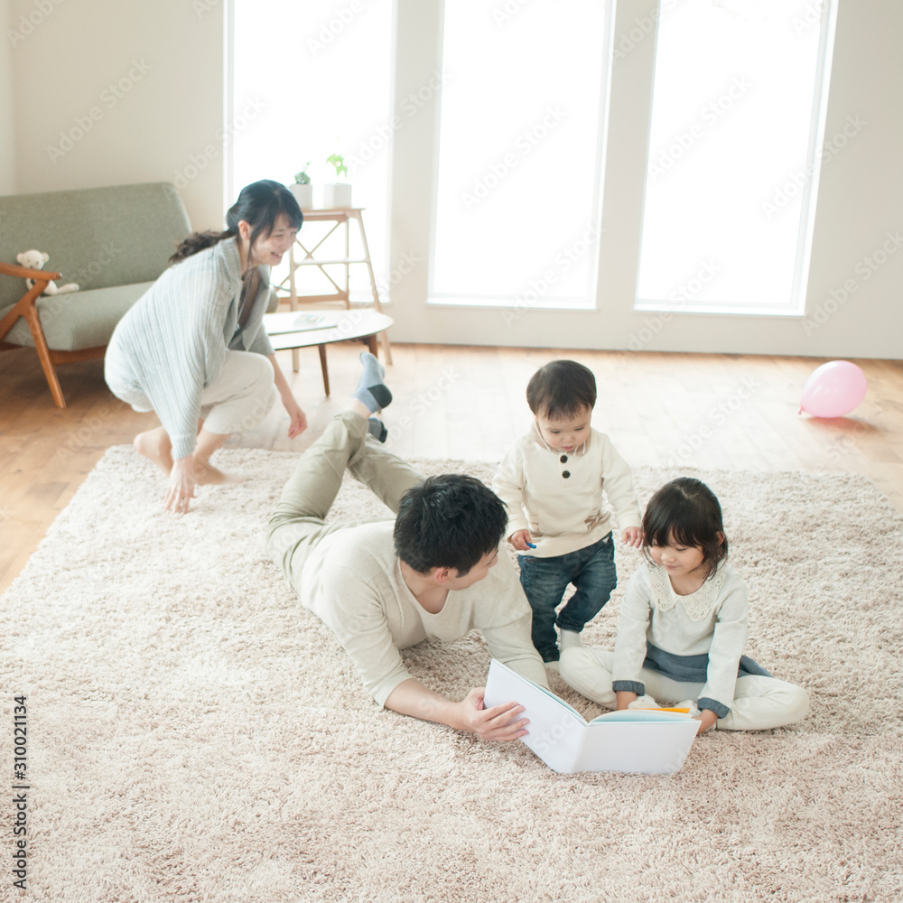 リビングでくつろぐ家族 リビングでくつろぐ家族